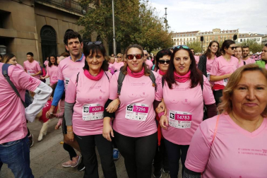 Imágenes de la carrera solidaria contra el cáncer de mama organizada por Saray.