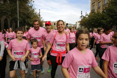 Imágenes de la carrera solidaria contra el cáncer de mama organizada por Saray.