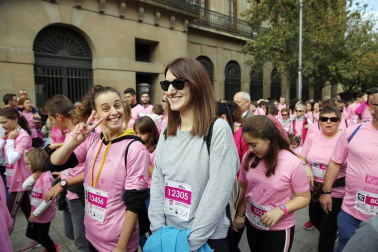 Imágenes de la carrera solidaria contra el cáncer de mama organizada por Saray.