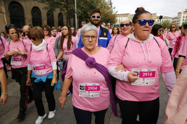 Imágenes de la carrera solidaria contra el cáncer de mama organizada por Saray.