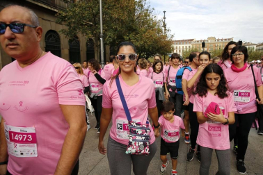 Imágenes de la carrera solidaria contra el cáncer de mama organizada por Saray.
