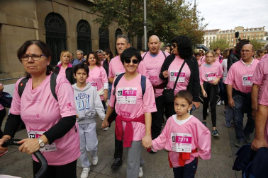 Imágenes de la carrera solidaria contra el cáncer de mama organizada por Saray.