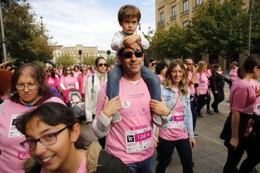 Imágenes de la carrera solidaria contra el cáncer de mama organizada por Saray.