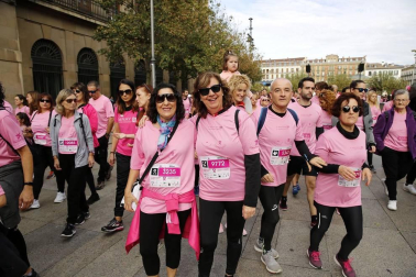 Imágenes de la carrera solidaria contra el cáncer de mama organizada por Saray.