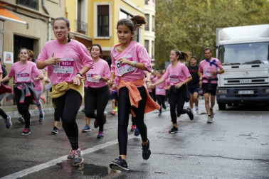 Imágenes de la carrera solidaria contra el cáncer de mama organizada por Saray.