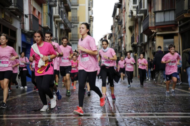 Imágenes de la carrera solidaria contra el cáncer de mama organizada por Saray.