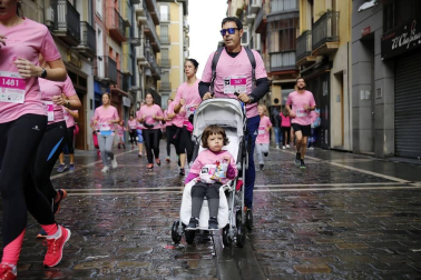 Imágenes de la carrera solidaria contra el cáncer de mama organizada por Saray.