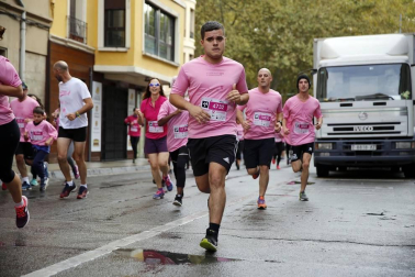 Imágenes de la carrera solidaria contra el cáncer de mama organizada por Saray.