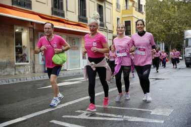 Imágenes de la carrera solidaria contra el cáncer de mama organizada por Saray.