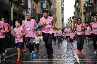 Imágenes de la carrera solidaria contra el cáncer de mama organizada por Saray.