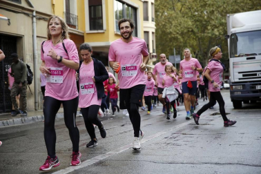 Imágenes de la carrera solidaria contra el cáncer de mama organizada por Saray.