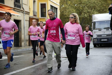 Imágenes de la carrera solidaria contra el cáncer de mama organizada por Saray.
