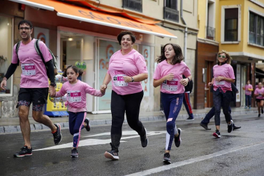 Imágenes de la carrera solidaria contra el cáncer de mama organizada por Saray.