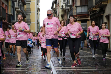 Imágenes de la carrera solidaria contra el cáncer de mama organizada por Saray.
