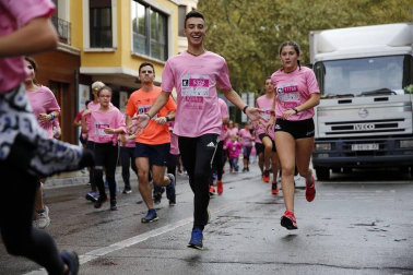 Imágenes de la carrera solidaria contra el cáncer de mama organizada por Saray.