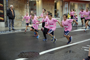 Imágenes de la carrera solidaria contra el cáncer de mama organizada por Saray.