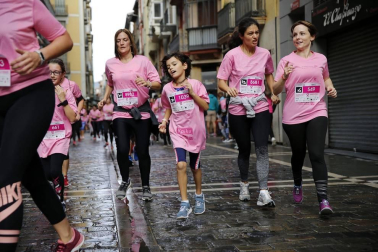 Imágenes de la carrera solidaria contra el cáncer de mama organizada por Saray.