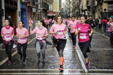 Imágenes de la carrera solidaria contra el cáncer de mama organizada por Saray.