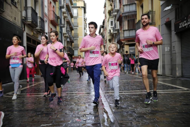 Imágenes de la carrera solidaria contra el cáncer de mama organizada por Saray.
