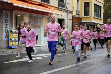 Imágenes de la carrera solidaria contra el cáncer de mama organizada por Saray.