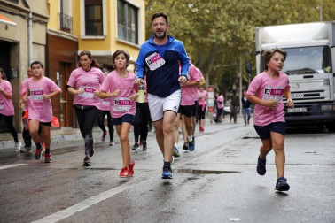Imágenes de la carrera solidaria contra el cáncer de mama organizada por Saray.