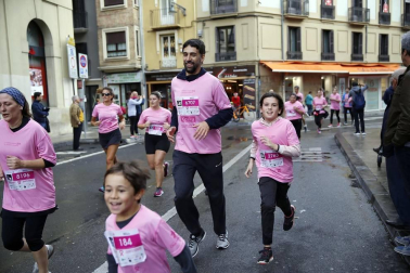 Imágenes de la carrera solidaria contra el cáncer de mama organizada por Saray.