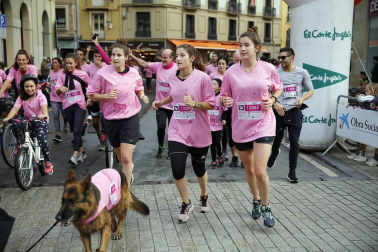 Imágenes de la carrera solidaria contra el cáncer de mama organizada por Saray.