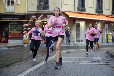 Imágenes de la carrera solidaria contra el cáncer de mama organizada por Saray.