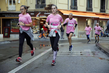 Imágenes de la carrera solidaria contra el cáncer de mama organizada por Saray.