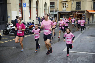 Imágenes de la carrera solidaria contra el cáncer de mama organizada por Saray.