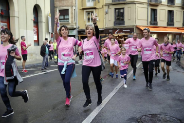Imágenes de la carrera solidaria contra el cáncer de mama organizada por Saray.
