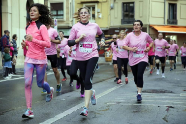 Imágenes de la carrera solidaria contra el cáncer de mama organizada por Saray.