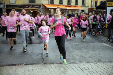 Imágenes de la carrera solidaria contra el cáncer de mama organizada por Saray.