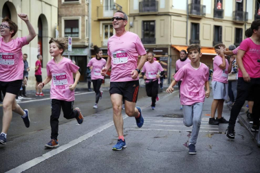 Imágenes de la carrera solidaria contra el cáncer de mama organizada por Saray.