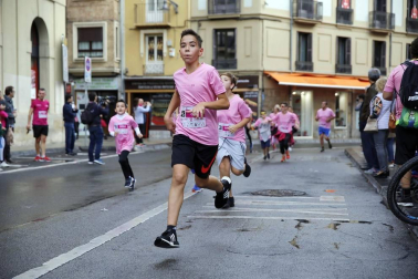 Imágenes de la carrera solidaria contra el cáncer de mama organizada por Saray.