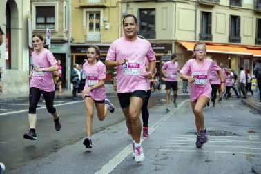 Imágenes de la carrera solidaria contra el cáncer de mama organizada por Saray.
