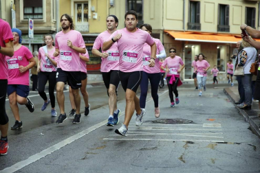 Imágenes de la carrera solidaria contra el cáncer de mama organizada por Saray.