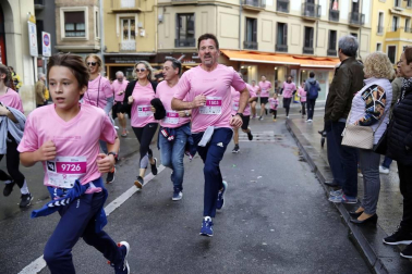 Imágenes de la carrera solidaria contra el cáncer de mama organizada por Saray.