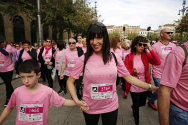 Imágenes de la carrera solidaria contra el cáncer de mama organizada por Saray.