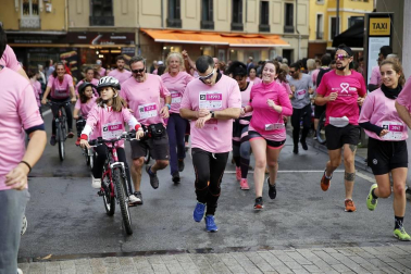 Imágenes de la carrera solidaria contra el cáncer de mama organizada por Saray.
