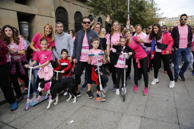 Imágenes de la carrera solidaria contra el cáncer de mama organizada por Saray.
