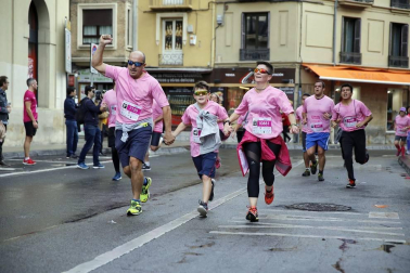 Imágenes de la carrera solidaria contra el cáncer de mama organizada por Saray.