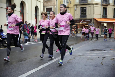 Imágenes de la carrera solidaria contra el cáncer de mama organizada por Saray.