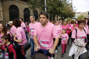 Imágenes de la carrera solidaria contra el cáncer de mama organizada por Saray.