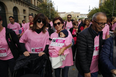 Imágenes de la carrera solidaria contra el cáncer de mama organizada por Saray.