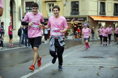 Imágenes de la carrera solidaria contra el cáncer de mama organizada por Saray.