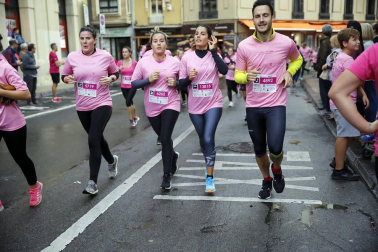Imágenes de la carrera solidaria contra el cáncer de mama organizada por Saray.