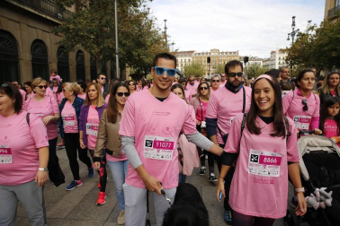 Imágenes de la carrera solidaria contra el cáncer de mama organizada por Saray.