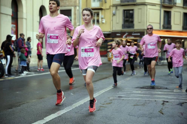 Imágenes de la carrera solidaria contra el cáncer de mama organizada por Saray.