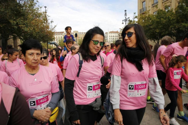 Imágenes de la carrera solidaria contra el cáncer de mama organizada por Saray.